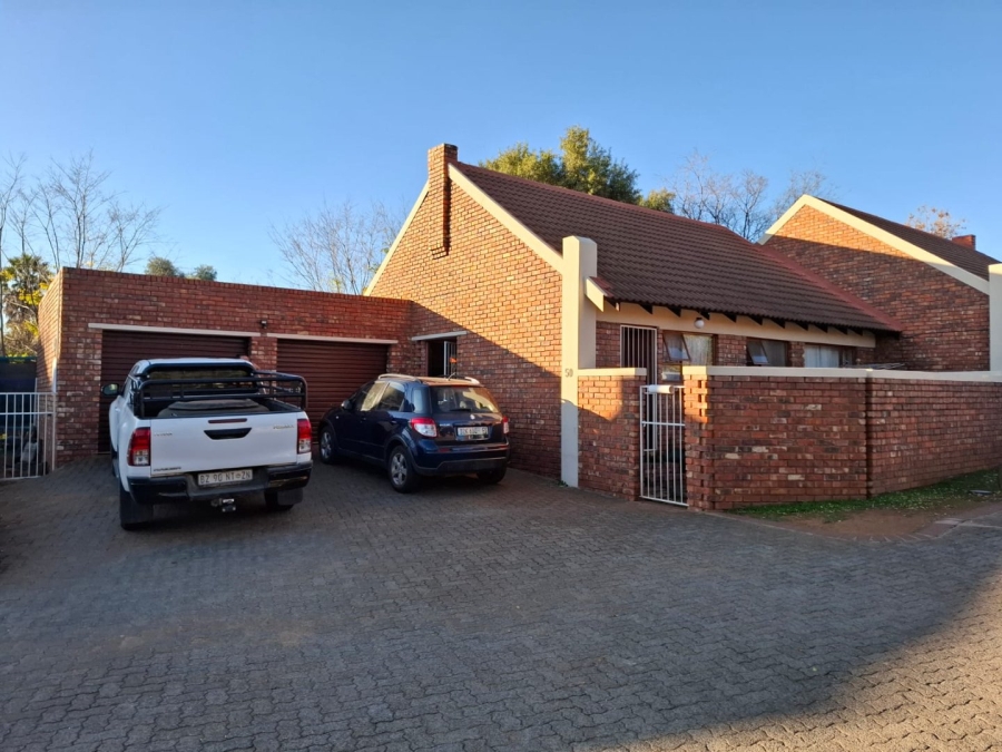 2 Bedroom Property for Sale in Langenhovenpark Free State